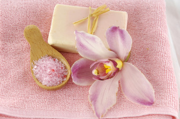 Obraz na płótnie Canvas Spa products with orchid flowers and candle