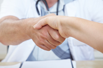 Handschlag zwischen Arzt und Patient