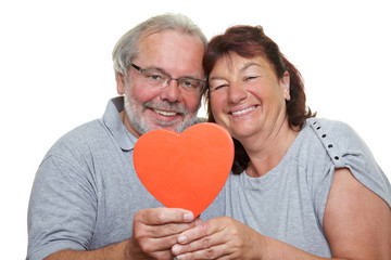 Senioren halten rotes Herz