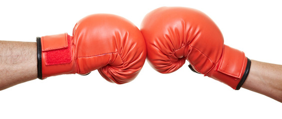Zwei Hände in Boxhandschuhen