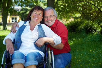 Mann mit Seniorin im Rollstuhl