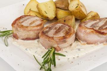 Grilled steak wrapped in bacon, with grilled vegetables, mashed