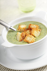 Spinach soup with croutons