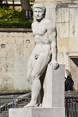 Obraz premium Sculptures on the fountain Tracadero. Paris, France.