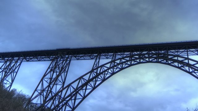 Zeitraffer M&uuml;ngstner Br&uuml;cke mit Wolken