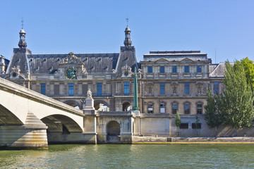 Fototapeta na wymiar Zobacz słynnego muzeum Luwru od Sekwany. Paryż, Francja