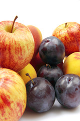 Fototapeta na wymiar Śliwki, jabłka i brzoskwinie