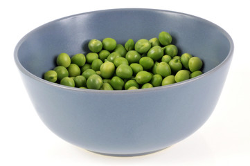 Bol de petits pois crus