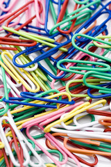 カラフルなペーパークリップの背景