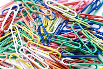 カラフルなペーパークリップの背景