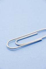 水色の背景にペーペークリップ