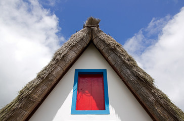Fototapeta na wymiar strzechą typowego domu na Maderze