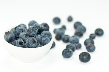 Blaubeeren in einer weißen Schale