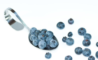 Heidelbeeren auf einem Dessertlöffel