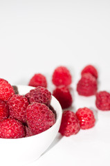 Himbeeren in weißer Schale