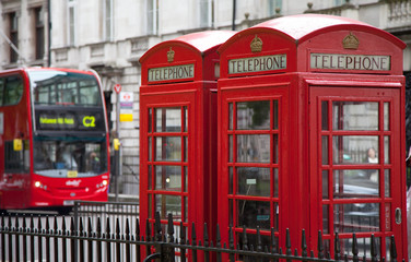 Fototapeta na wymiar Budki telefoniczne z piętrowy Londynie