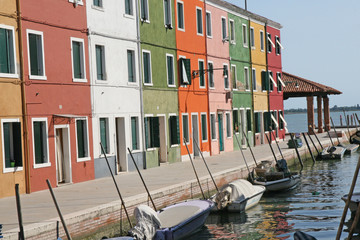 Fototapeta na wymiar kolorowe domy na wyspie Burano koło Wenecji