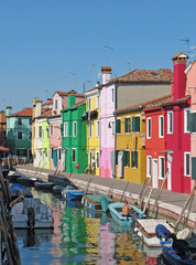 Fototapeta na wymiar kolorowe domy na wyspie Burano z kanałem i boa