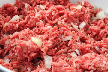 Ziebelhackfleisch frisch aus dem Fleischwolf