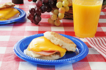 Engilsh muffin with ham and cheese