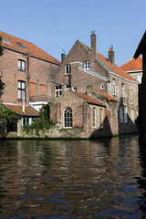 Fototapeta na wymiar Widok z kanału wodnego w Brugge, Belgia
