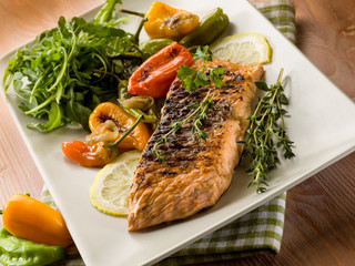 grilled salmon with capsicum and arugula