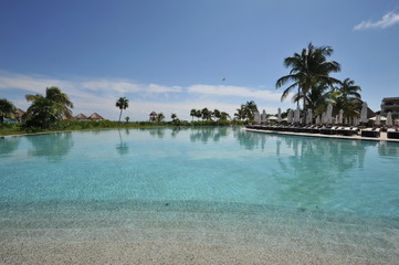 Fototapeta na wymiar Infinity Pool w Cancun, Meksyk
