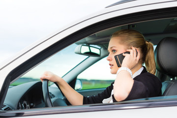 Fototapeta na wymiar Młoda kobieta z telefonu w samochodzie