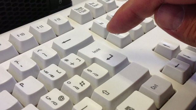 Premere con rabbia il tasto invio della tastiera