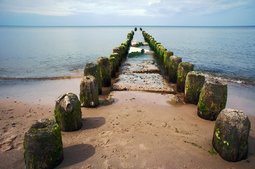 Drewniany falochron na Bałtyckiej plaży