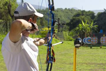 Archer tirant avec un arc à poulie durant une compétition