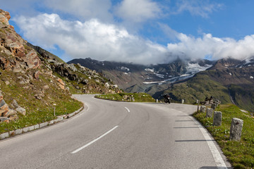 Naklejka premium Rest on the mountain road