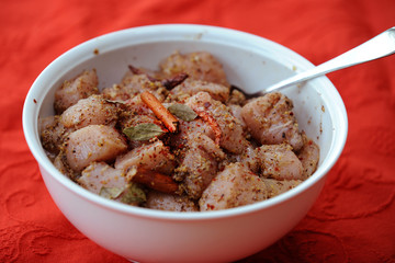 Hähnchenbrust roh, gewürfelt in Marinade