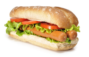 Bocata de salchichas con lechuga y tomate.