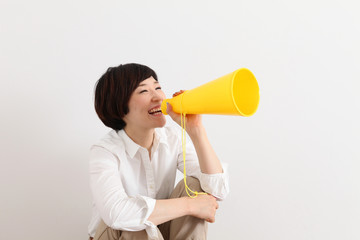 日本人女性メガホン応援