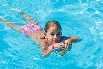 Fototapeta na wymiar Dziewczyna w basenie