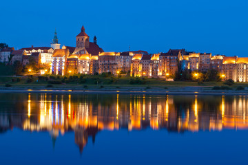 Fototapeta na wymiar Grudziądz w nocy z odbicia w rzece Wisła, Polska