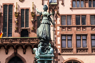 Fototapeta na wymiar posąg pani sprawiedliwości przed Roemer w Frankfurcie