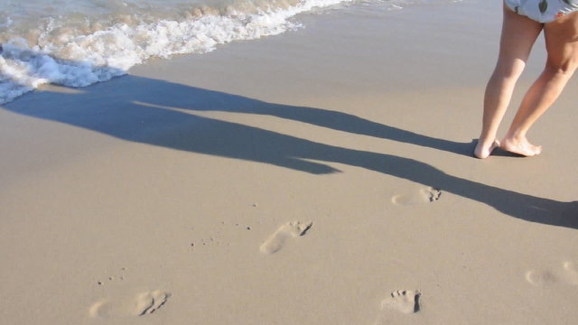 Menschen gehen am Strand