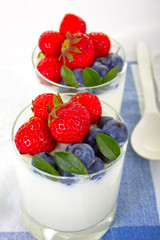 Jogurt mit Beeren