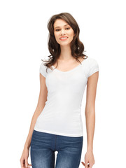 Obraz premium smiling teenage girl in blank white t-shirt