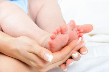 Fototapeta na wymiar Mother holding her Baby's feet.