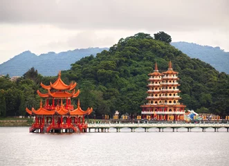 Papier Peint photo Temple Pavilion and Pagodas at the Kaohsiung Lotus Lake