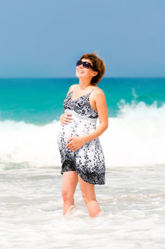 pregnant woman on the seashore