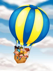  kinderen vliegen in heteluchtballon © GraphicsRF