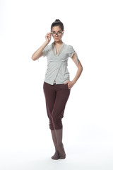 Fototapeta premium Портрет восточной девушки с очками на белом фоне