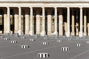 Obraz premium Paris, cour et collonnes du Palais Royal