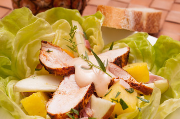 Hühnerbrust mit Früchten und Estragon im Salat