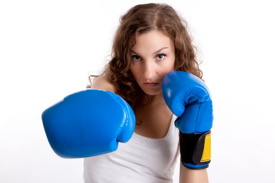 Junge Frau macht Boxtraining