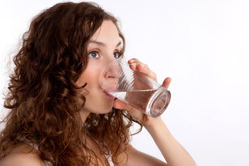 Junge Frau Trinkt Wasser